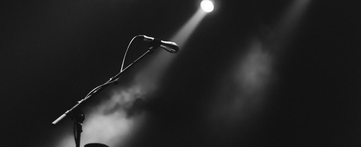 Centre stage microphone